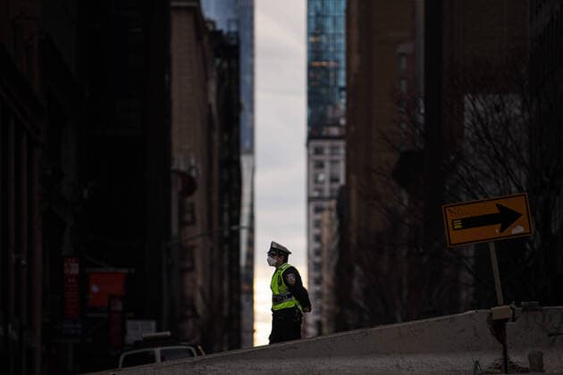 200404 A policeman wears a protective face mask as the coronavirus, COVID 19, outbreak continues on April 4, 2020 in New York, NY, USA Across the city businesses, schools and places of work have been shutting down, leading to empty streets and quiet neighborhoods Photo Joel Marklund BILDBYRAN kod JM 88130 bbeng coronavirus covid 19 virus corona sjukdom police,  Copyright: JOELxMARKLUND 47117084st