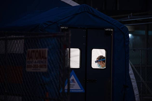 200404 A nurse at an entrance to Mount Sinai West Hospital wears protective clothing as the coronavirus, COVID 19, outbreak continues on April 4, 2020 in New York, NY, USA Across the city businesses, schools and places of work have been shutting down, leading to empty streets and quiet neighborhoods Photo Joel Marklund BILDBYRAN kod JM 88130 bbeng coronavirus covid 19 virus corona sjukdom sjukhus sjuksköterska,  Copyright: JOELxMARKLUND 47117088st