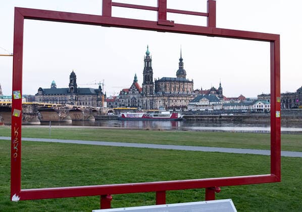 GER Sachsen Dresden Corona Pandemic empty Elbe river bank and Elbe cycle path with skyline with the Hofkirche 040420 ddbd