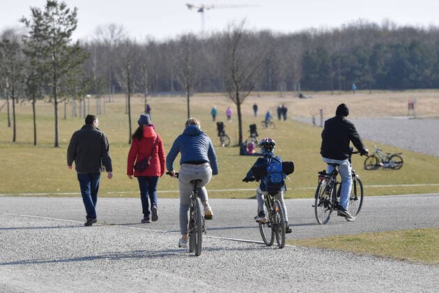 Public life in times of the corona pandemic on 04 04 2020 in Riemer Park in Munich Families, people with physical activity, cycling, walking, walking The spring weather drives the population to fresh air, always with the necessary distance because of an infection with the corona virus.