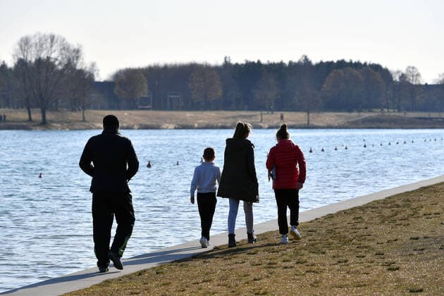 Public life in times of the Corona Pandemic on 04 04 2020 in the Riemer Park in Munich Families, people with physical activity Walking on the Riemer Lake The spring weather drives the population to fresh air, always with the necessary distance because of an infection with the corona virus.