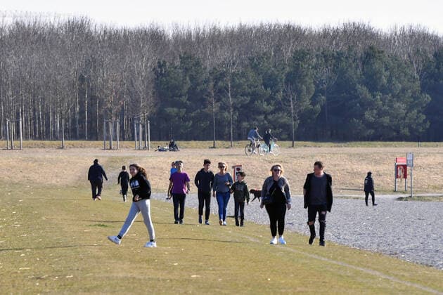Public life in times of the Corona Pandemic on 04 04 2020 in Riemer Park in Munich Families walking, strolling, strolling The spring weather drives the population to fresh air, always with the necessary distance because of an infection with the corona virus.