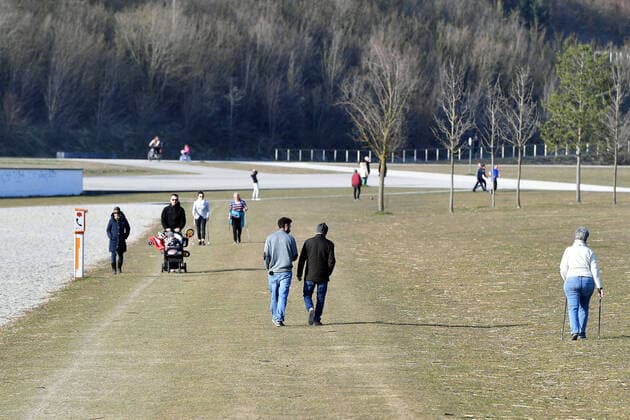 Public life in times of the Corona Pandemic on 04 04 2020 in Riemer Park in Munich Families walking, strolling, strolling The spring weather drives the population to fresh air, always with the necessary distance because of an infection with the corona virus.