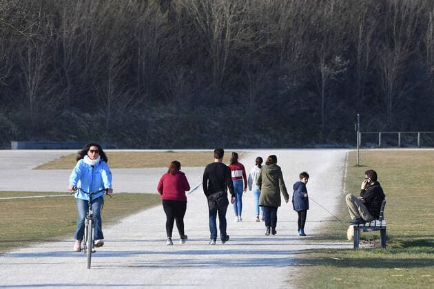 Public life in times of the Corona Pandemic on 04 04 2020 in Riemer Park in Munich Families walking, strolling, walking, cycling The spring weather drives the population out into the fresh air, always with the necessary distance because of an infection with the corona virus.