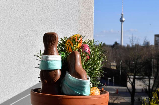 Easter bunnies with face mask on a balcony during the corona crisis Berlin, 04 04 2020 Foto:xF.xKernx xFuturexImage