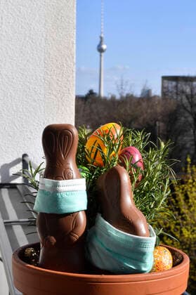 Easter bunnies with face mask on a balcony during the corona crisis Berlin, 04 04 2020 Foto:xF.xKernx xFuturexImage
