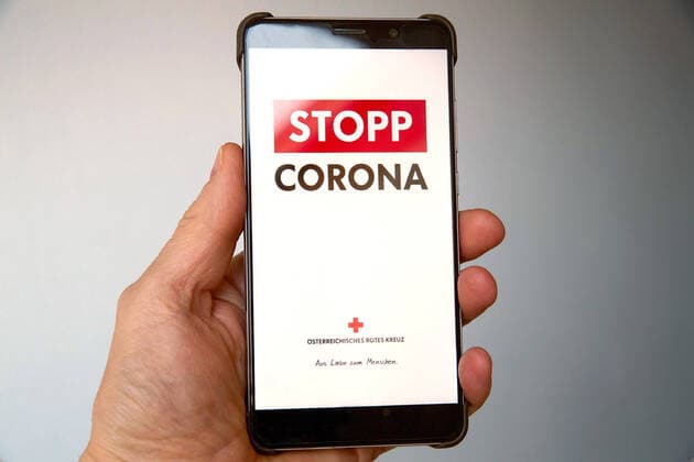 - Wien 05.04.2020 - Coronavirus Krise - Weiterhin stark umstritten ist die Stopp Corona App des Österreichischen Roten Kreuzes und der Bundesregierung. Derzeit ist die Nutzung der Stopp Corona-App des Roten Kreuzes freiwillig und so soll es laut Regierung und der Hilfsorganisation selbst auch bleiben. Die Hoffnung ist aber, dass es möglichst viele machen. Der Nationalratspräsident plädierte dagegen für eine verpflichtende Anwendung. Experten hielten das grundsätzlich für zulässig. PHOTO: die Stopp Corona App am Display eine Smartphones Vienna, Austria - Corona virus crisis - The Stop Corona app of the Austrian Red Cross and the Federal Government is still highly controversial. Currently, the use of the Red Cross s Stop Corona app is voluntary and that is how it should remain, according to the government and the aid organization it 