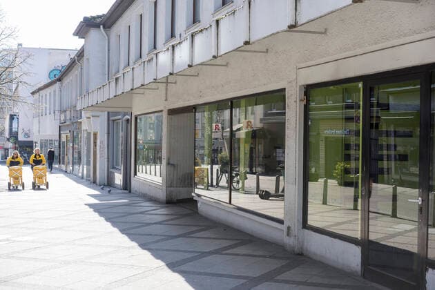 leerstehende Ladenzeile Für den geplanten Abriss leergezogene Ladenzeile in der Bahnhofstraße in Bielefeld empty shops left for demolition in Bielefeld, 4.4.2020
