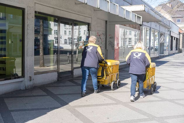 leerstehende Ladenzeile Für den geplanten Abriss leergezogene Ladenzeile in der Bahnhofstraße in Bielefeld empty shops left for demolition in Bielefeld, 4.4.2020