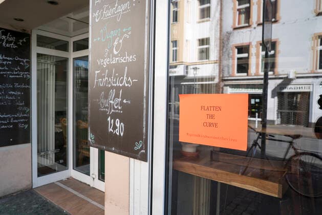 geschlossenes Cafe wegen der Coronakrise geschlossenes Cafe Mokkaklatsch in Bielefeld CafÃ Mokkaklatsch, closed due to Corona epidemic, 4.4.2020