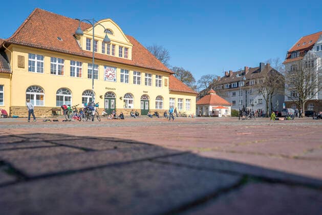 Siegfriedplatz Siegfriedplatz (Siggi) in Bielefeld: Bei schönem Wetter normalerweise voller Menschen, jetzt während der Corona-Krise wenig besucht, im Hintergrund das geschlossene Kulturzentrum Bürgerwache Popular Square Siegfriedplatz in Bielefeld: normally crowded on sunny days, now almost empty because of Corona epidemic, cultural center Buergerwache (also closed) in the background, 4.4.2020
