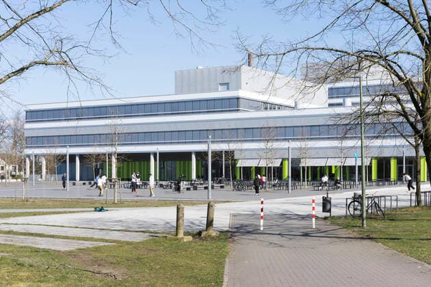 Hochschulcampus Universität Bielefeld Skater vor dem Gebäude X mit Mensa Hochschulcampus Universität Bielefeld scaters using the space in front of X Canteen Building on Bielefeld University Campus, 4.4.2020