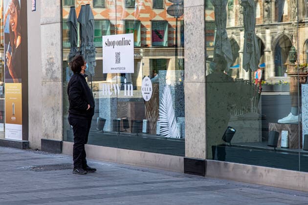 Man with mouthguard walks in pedestrian zone past closed shop with sign Online shopping in time of exit restriction to contain the Corona Virus Impressions Outside in the exit restriction Corona Virus in Munich