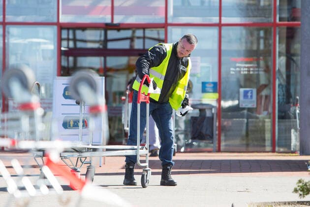 04 04 2020, xtgx, Effects of the Corona Virus in Wolfsburg, Security staff check disinfect shopping trolleys at the entrance of Bau King Hagebaumarkt, Hagebau, DIY store in Vorsfelde Wolfsburg In Lower Saxony, since this Saturday, DIY stores may open again for private persons, but only a certain number of customers with shopping trolleys may enter the store Wolfsburg