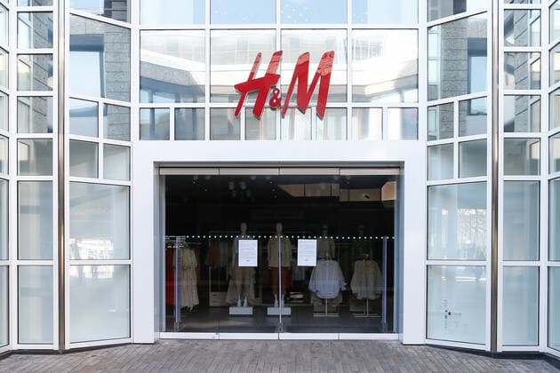 04 04 2020, xtgx, Effects of the Corona Virus in Wolfsburg, branch of H M, Hennes and Mauritz The chain has announced that it will no longer pay rent for its branches due to their closure Wolfsburg