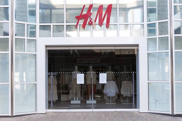 04 04 2020, xtgx, Effects of the Corona Virus in Wolfsburg, branch of H M, Hennes and Mauritz The chain has announced that it will no longer pay rent for its branches due to their closure Wolfsburg
