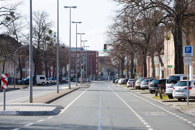 04 04 2020, xtgx, effects of the corona virus in Wolfsburg, completely deserted and car-free Goethestrasse in the city centre of Wolfsburg Wolfsburg