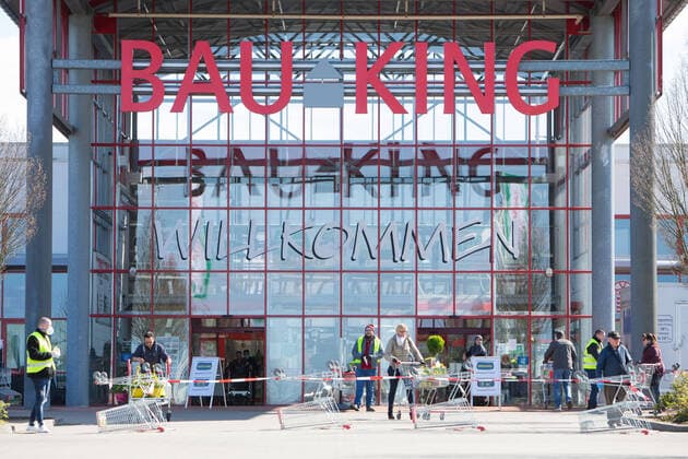 04 04 2020, xtgx, Effects of the Corona Virus in Wolfsburg, Security staff control the entrance of the Bau King hail construction market, Hagebau, DIY store in Vorsfelde Wolfsburg In Lower Saxony, since this Saturday, DIY stores may open again for private individuals, but only a certain number of customers with shopping carts may enter the store Wolfsburg