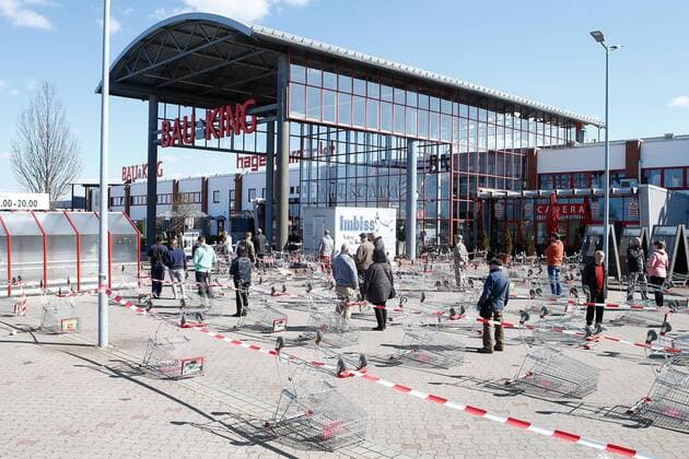 04 04 2020, xtgx, Effects of the Corona Virus in Wolfsburg, Customers wait in a long queue to be allowed to enter individually the Bau King Hagebaumarkt, Hagebau, DIY store in Vorsfelde Wolfsburg In Lower Saxony, DIY stores may open again for private persons since this Saturday, However, on
