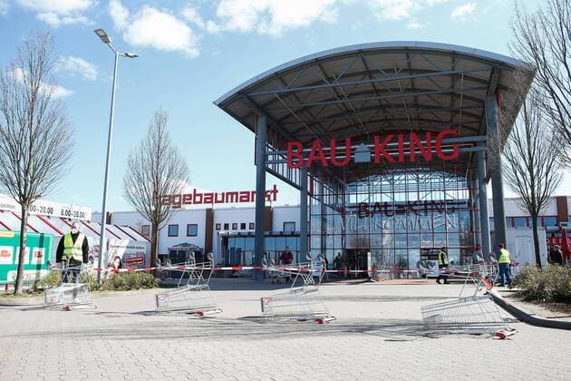 04 04 2020, xtgx, Effects of the Corona Virus in Wolfsburg, Security staff control the entrance of the Bau King Hagebaumarkt, Hagebau, DIY store in Vorsfelde Wolfsburg In Lower Saxony, since this Saturday, DIY stores may open again for private persons, but only a certain number of customers with shopping carts may enter the store Wolfsburg