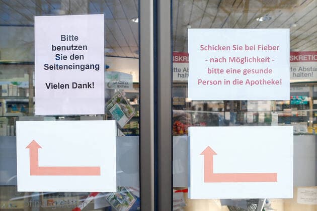 04 04 2020, xtgx, effects of the corona virus in Wolfsburg, signs at a Wolfsburg pharmacy