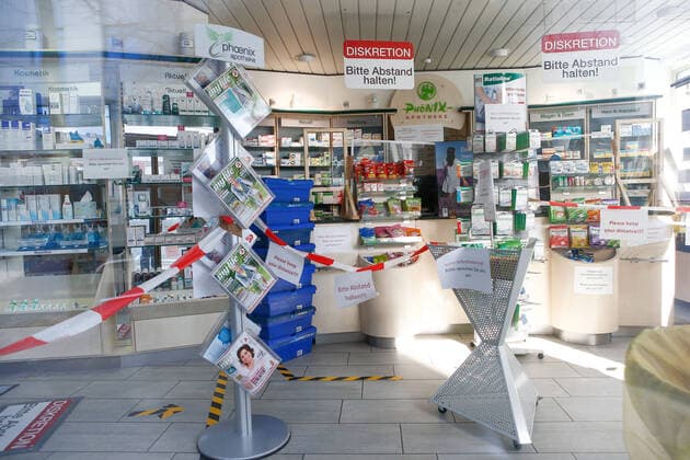 04 04 2020, xtgx, Effects of the Corona Virus in Wolfsburg, View into a pharmacy, Signs and barrier tape should ensure that the distance is maintained Wolfsburg