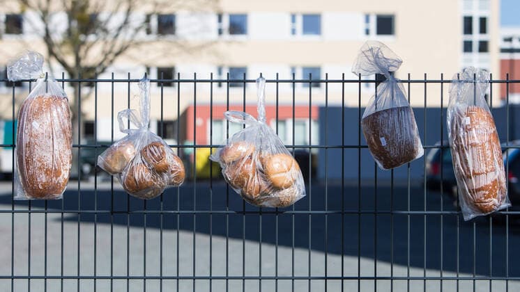 04 04 2020, xtgx, Effects of the corona virus in Wolfsburg, Bread and rolls are hanging on the gift fence in the Wolfsburg shaft path