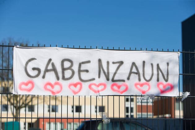 04 04 2020, xtgx, effects of the corona virus in Wolfsburg, lettering, poster, banner, gift fence Wolfsburg