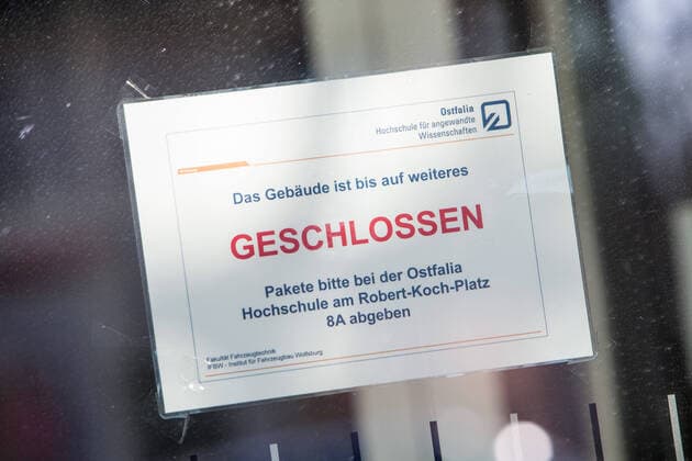 04 04 2020, xtgx, effects of the corona virus in Wolfsburg, signs at the Ostfalia University of Applied Sciences, whose teaching is currently suspended Wolfsburg