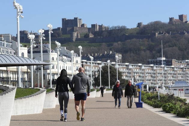 . 05 04 2020. Dover , United Kingdom. Walkers on Dover seafront as the United Kingdom Coronavirus Lockdown continues .  xStephenxLockx xi-Imagesx IIM-20989-0004