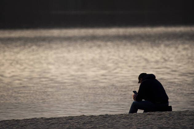 A man sits alone on the beach of the Berzdorfer See in Goerlitz, 04 04 2020 Due to the spread of the corona virus, there are restrictions on exit Goerlitz Germany Copyright: xFlorianxGaertner photothek.netx