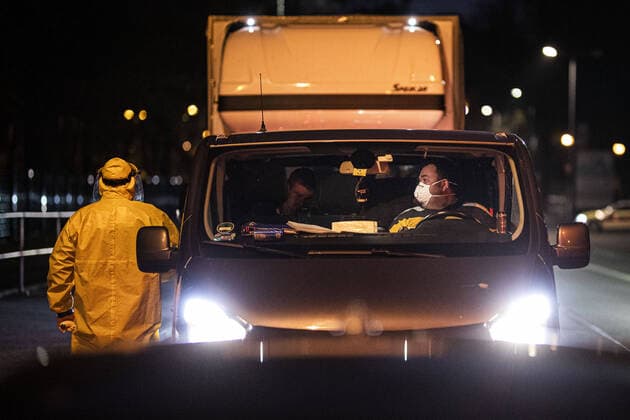 A Polish official with protective equipment checks the body temperature of people entering the country at the German-Polish border in Goerlitz, 04 04 2020 In the night of 14 03 to 15 03, the borders between Germany and Poland and the Czech Republic were closed to contain the spread of coronavirus Goerlitz Germany Copyright: xFlorianxGaertner photothek.netx