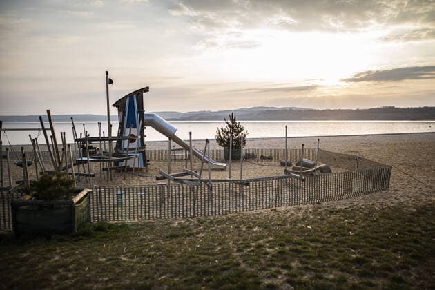 Closed playground at the Berzdorfer See in Goerlitz, 04 04 2020 Due to the spread of the corona virus, there are restrictions on access throughout Germany Goerlitz Germany Copyright: xFlorianxGaertner photothek.netx
