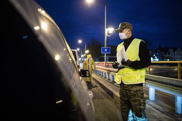 A Polish official with protective equipment checks people entering the country at the German-Polish border in Goerlitz, 04 04 2020 In the night from 14 03 to 15 03 the borders between Germany and Poland and the Czech Republic were closed to contain the spread of coronavirus Goerlitz Germany Copyright: xFlorianxGaertner photothek.netx
