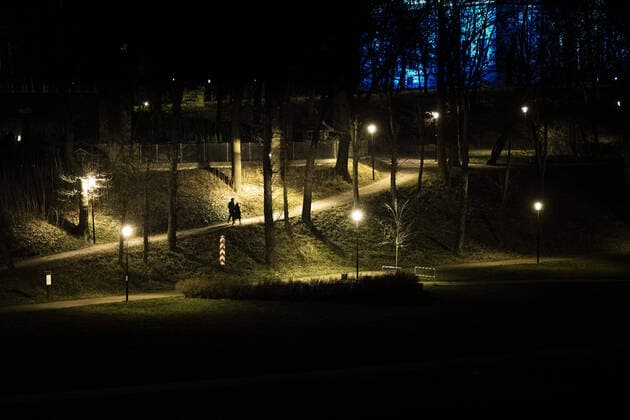 A couple is running in Zgorzelec, Poland, along the German-Polish border river Neisse, taken in Goerlitz, 04 04 2020 In the night of 14 03 to 15 03 the borders between Germany and Poland and the Czech Republic were closed to stop the spread of coronavirus Goerlitz Germany Copyright: xFlorianxGaertner photothek.netx