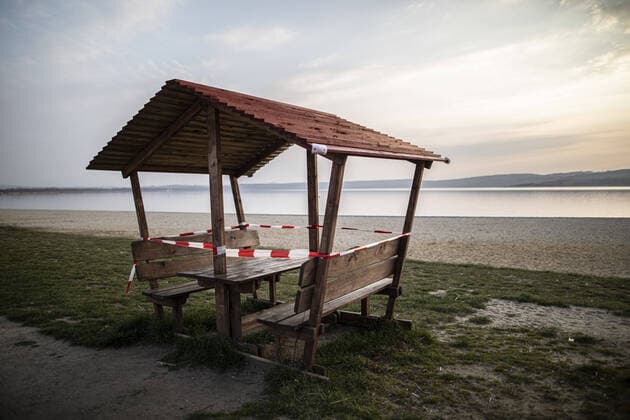 A roofed seating area is blocked off on the beach of the Berzdorfer See in Goerlitz, 04 04 2020 Due to the spread of the corona virus, there are restrictions on the use of the exit Goerlitz Germany Copyright: xFlorianxGaertner photothek.netx