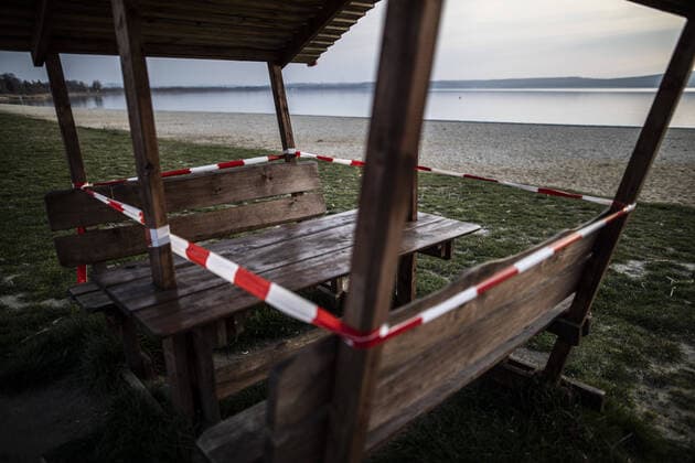 A roofed seating area is blocked off on the beach of the Berzdorfer See in Goerlitz, 04 04 2020 Due to the spread of the corona virus, there are restrictions on the use of the exit Goerlitz Germany Copyright: xFlorianxGaertner photothek.netx