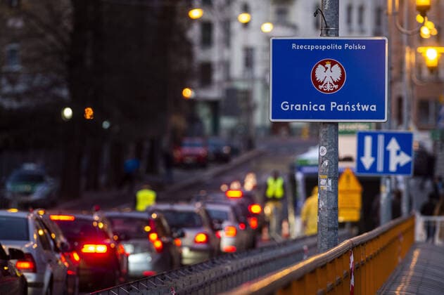 Border sign to Poland, taken at the German-Polish border in Goerlitz, 04 04 2020 In the night from 14 03 to 15 03 the borders between Germany and Poland and the Czech Republic were closed to stop the spread of corona virus Goerlitz Germany Copyright: xFlorianxGaertner photothek.netx