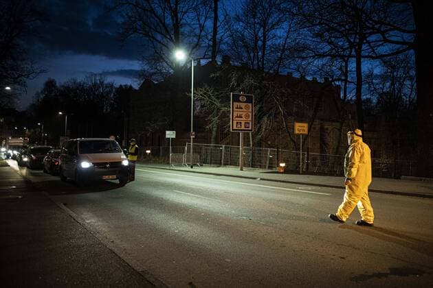A Polish official with protective equipment checks the body temperature of people entering the country at the German-Polish border in Goerlitz, 04 04 2020 In the night of 14 03 to 15 03, the borders between Germany and Poland and the Czech Republic were closed to contain the spread of coronavirus Goerlitz Germany Copyright: xFlorianxGaertner photothek.netx