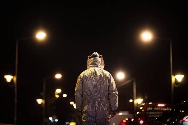 A Polish official with protective equipment checks the body temperature of people entering the country at the German-Polish border in Goerlitz, 04 04 2020 In the night of 14 03 to 15 03, the borders between Germany and Poland and the Czech Republic were closed to contain the spread of coronavirus Goerlitz Germany Copyright: xFlorianxGaertner photothek.netx
