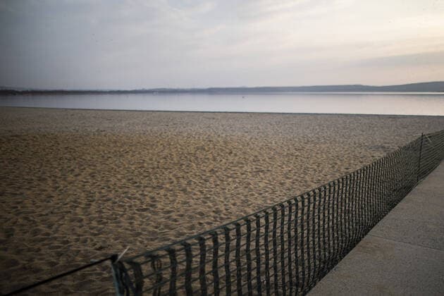 Barrier on the beach of the Berzdorfer See in Goerlitz, 04 04 2020 Due to the spread of the corona virus, there are restrictions on the exit from Goerlitz Germany Copyright: xFlorianxGaertner photothek.netx
