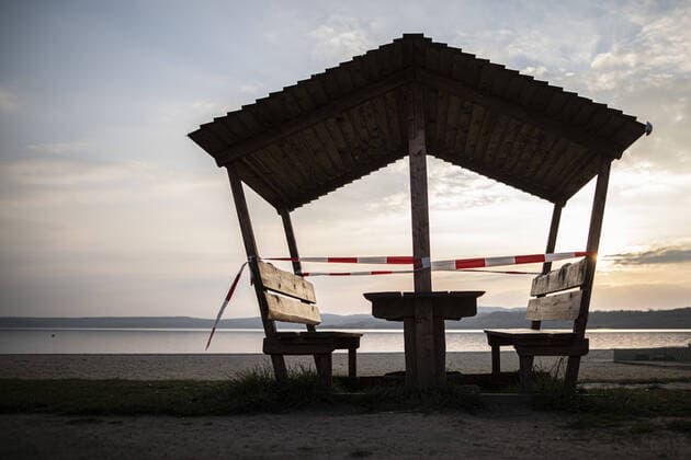 A roofed seating area is blocked off on the beach of the Berzdorfer See in Goerlitz, 04 04 2020 Due to the spread of the corona virus, there are restrictions on the use of the exit Goerlitz Germany Copyright: xFlorianxGaertner photothek.netx