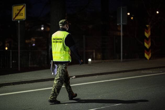 A Polish official with protective equipment checks people entering the country at the German-Polish border in Goerlitz, 04 04 2020 In the night from 14 03 to 15 03 the borders between Germany and Poland and the Czech Republic were closed to contain the spread of coronavirus Goerlitz Germany Copyright: xFlorianxGaertner photothek.netx