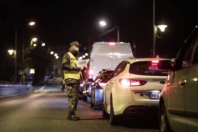 A Polish official with protective equipment checks people entering the country at the German-Polish border in Goerlitz, 04 04 2020 In the night from 14 03 to 15 03 the borders between Germany and Poland and the Czech Republic were closed to contain the spread of coronavirus Goerlitz Germany Copyright: xFlorianxGaertner photothek.netx