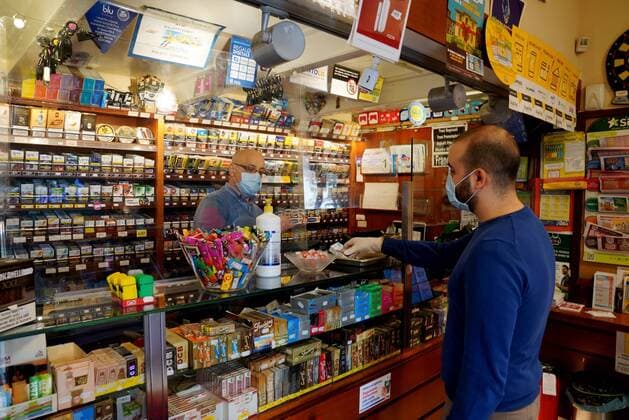 Milan, tobacconist in Via Vigevano with Plexiglass above the counter to protect against any contagion of Covid 19 coronavirus (Duilio Piaggesi Fotogramma, Milan - 2020-04-05) p.s. la foto e utilizzabile nel rispetto del contesto in cui e stata scattata, e senza intento diffamatorio del decoro delle persone rappresentate  Copyright: xDuilioxPiaggesix xFOTOGRAMMAx