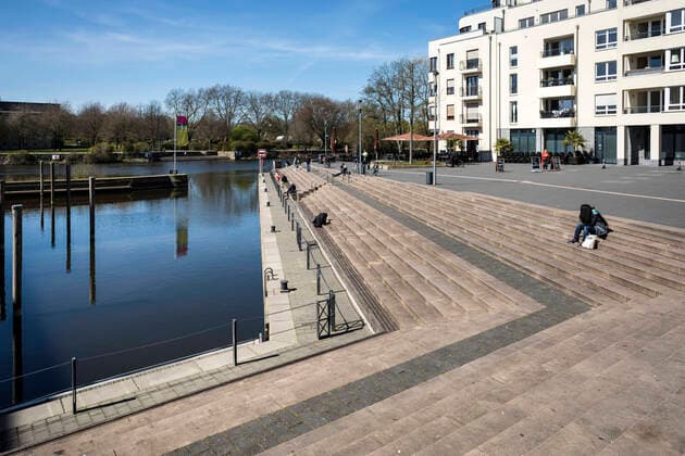 Ruhr promenade in the city harbour of Mülheim an der Ruhr, little activity in mild spring weather