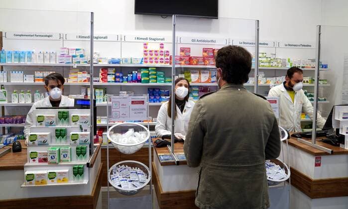 Milan, Porta Genova Pharmacy with Plexiglass above the counter to protect itself from any Covid 19 coronavirus infections (Duilio Piaggesi Fotogramma, Milan - 2020-04-05) p.s. la foto e utilizzabile nel rispetto del contesto in cui e stata scattata, e senza intento diffamatorio del decoro delle persone rappresentate  Copyright: xDuilioxPiaggesix xFOTOGRAMMAx