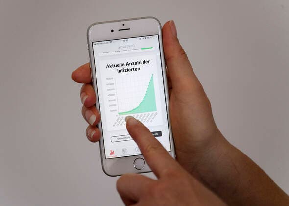 05 04 2020, Coronavirus App on a Smartphone Green the number of confirmed cases of infection with corona virus in Germany Status 01 04 2020 05 04 2020, Coronavirus App on a Smartphone 05 04 2020, Coronavirus App on a Smartphone