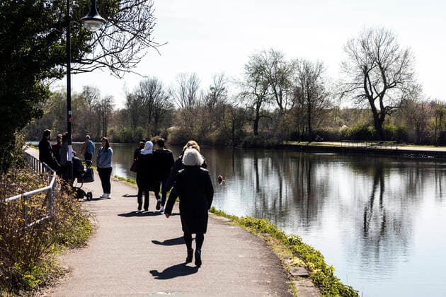 Walkers in fantastic spring weather on the riverbank in Mülheim an der Ruhr