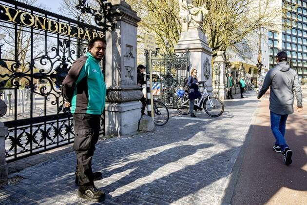 AMSTERDAM, Vondelpark, 05-04-2020, In view of the continuing crowds in the Vondelpark, the entrance to the park is dosed at the entrance on Sunday. If it does get too busy, the park will be closed. Limited access to Vondelpark  x7713593x Copyright: